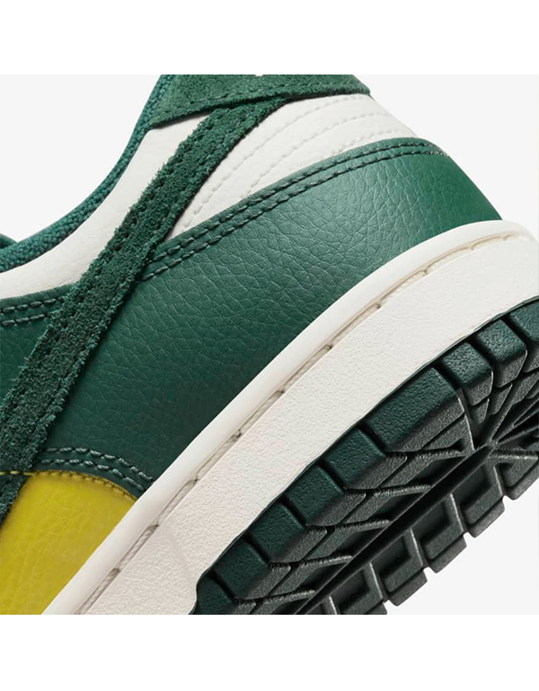 NIKE WMNS DUNK LOW SE NOBLE GREEN